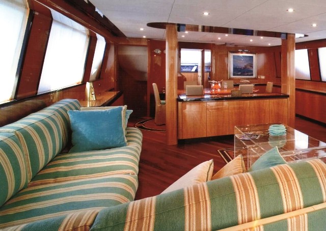 http://www.amphitrion-yachting.com/boats/sin/salon.jpg