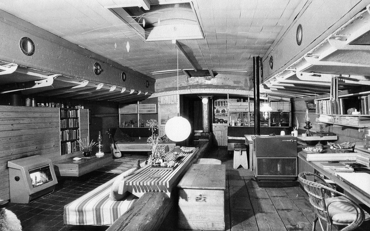 1960s-sailing-barge-houseboat-sweden-cruising-adventure-sailing-barge-venta-interior