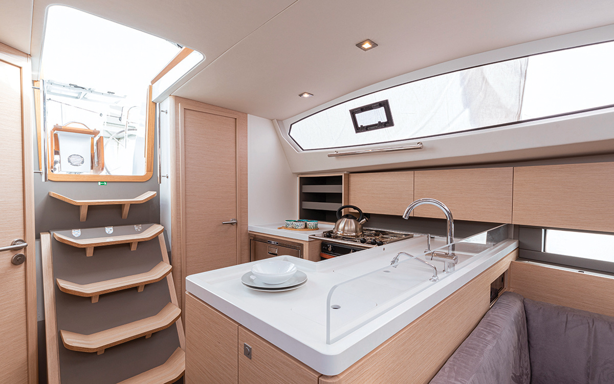 allures-409-yacht-review-boat-test-galley-credit-Jean-Marie-Liot