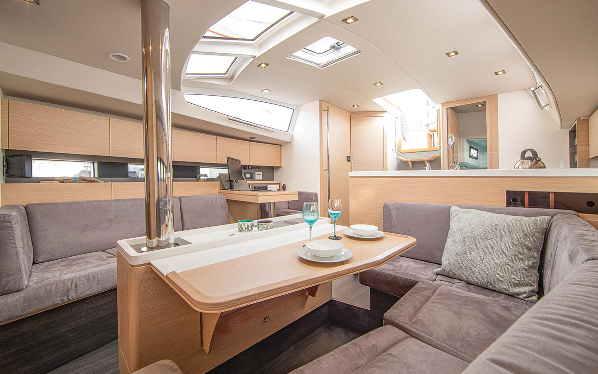 allures-409-yacht-review-boat-test-saloon-credit-Jean-Marie-Liot