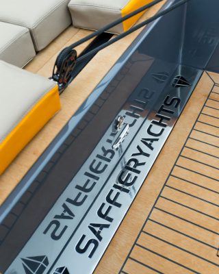Saffier-SE37-lounge-boat-test-deck-detail-credit-bertel-kolthof