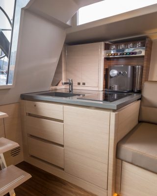 Saffier-SE37-lounge-boat-test-galley-credit-bertel-kolthof